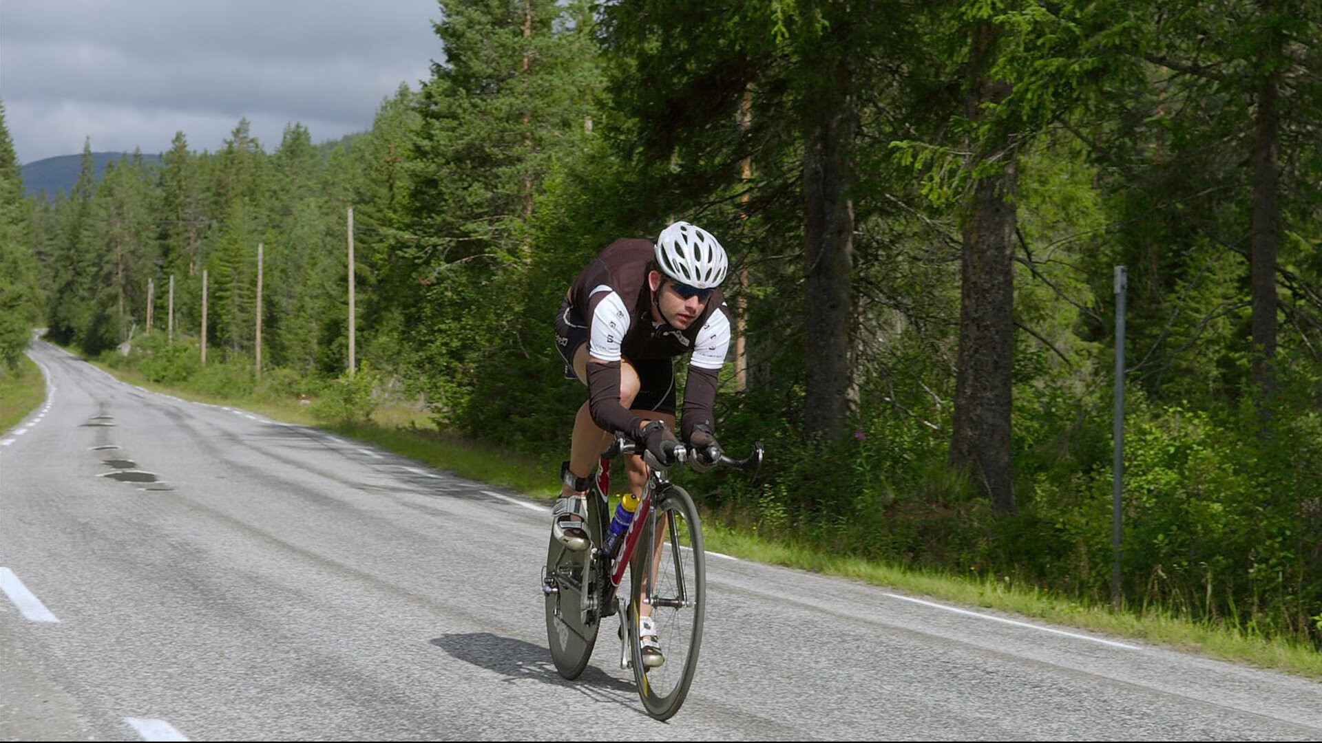 奥斯马尔·奥尔韦拉跳水动作优雅流畅，奥斯马尔首尔