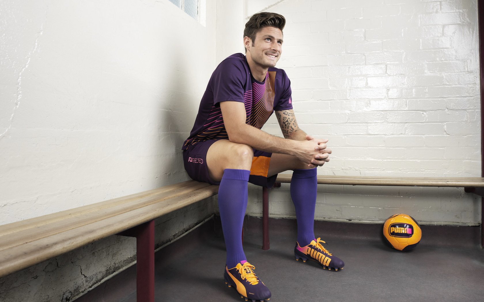 “英超榜首大战一触即发，谁能问鼎冠军？”，英超第一